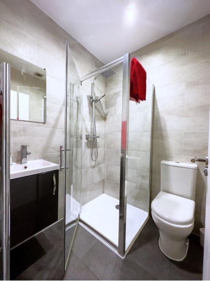קרוידון Attractive 2 Bed Apartments Free Wi-Fi And Parking מראה חיצוני תמונה